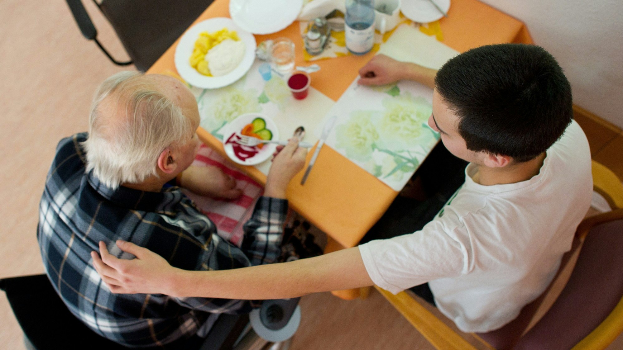 Bundesfreiwillige entlasten in Kitas und Altenzentren das Personal. Auch hier fallen 12,5 Prozent der Mittel weg.