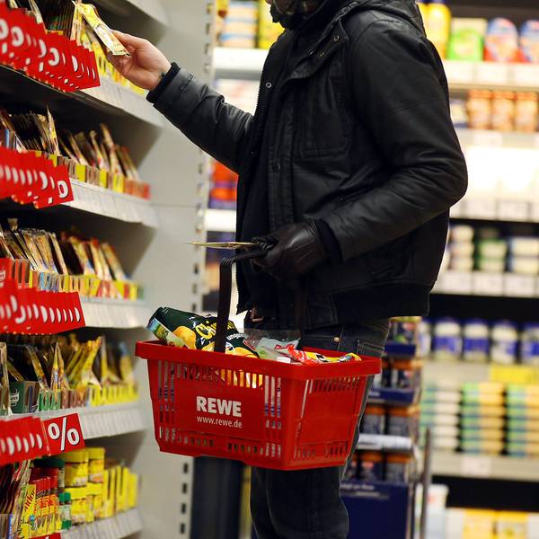 Ein Kunde steht in Köln in einem Rewe-Supermarkt an einem Regal. (Symbolbild)