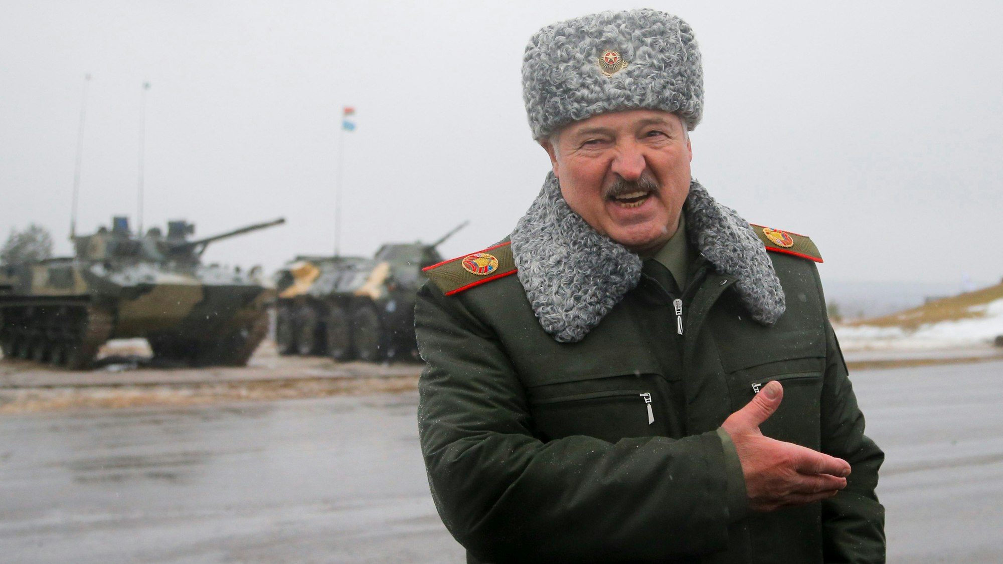 Alexander Lukaschenko, Präsident von Belarus, gestikuliert bei einem Gespräch mit Journalisten auf dem Truppenübungsplatz Osipovichi. Bei einem Treffen mit Wladimir Putin war nun auch die Wagner-Gruppe Thema. (Archivbild)