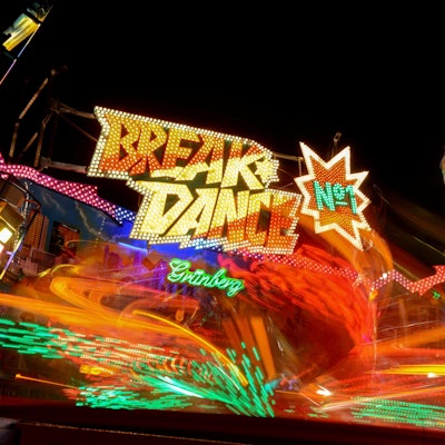 Das Fahrgeschäft Breakdance ist auf der Euskirchener Kirmes.