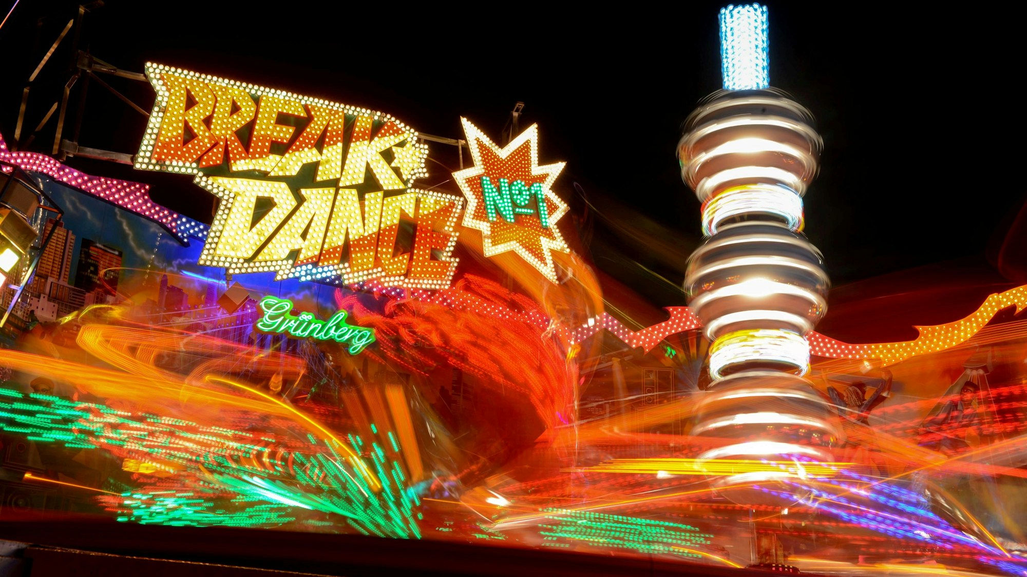Das Fahrgeschäft Breakdance ist auf der Euskirchener Kirmes.