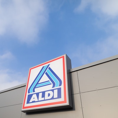 Blick auf ein Firmen-Logo an einem Aldi-Discounter in Essen. Aldi Nord geht gegen rassistische Kommentare gegen ein Modell in einem Prospekt vor.