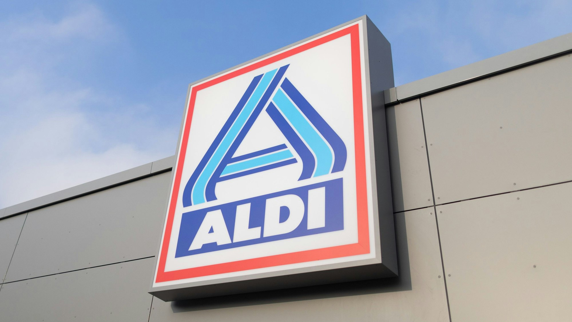 Das Logo des Discounters Aldi Nord an einer Filiale.