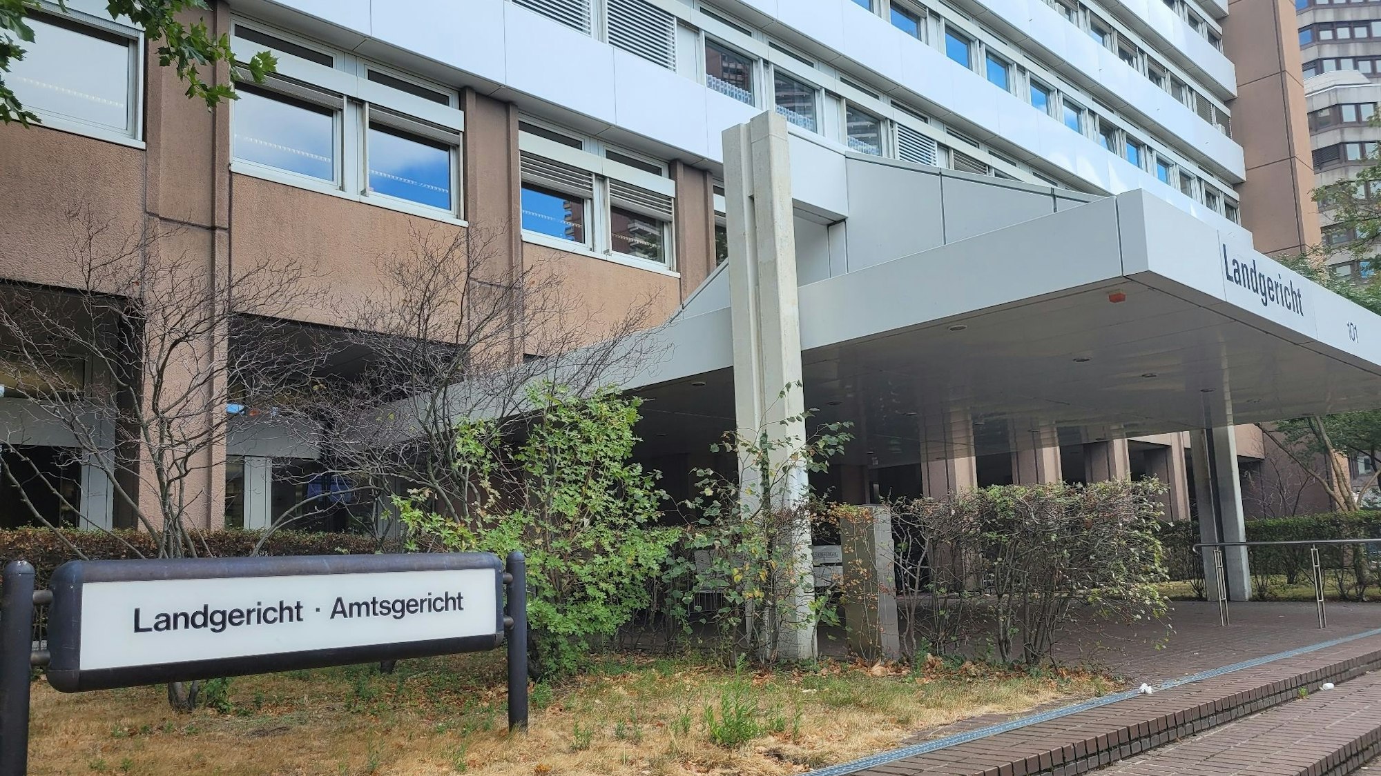 Im Kölner Justizkomplex an der Luxemburger Straße urteilt die Sechste Große Strafkammer am 16. August auch über einen 27-Jährigen aus Engelskirchen.