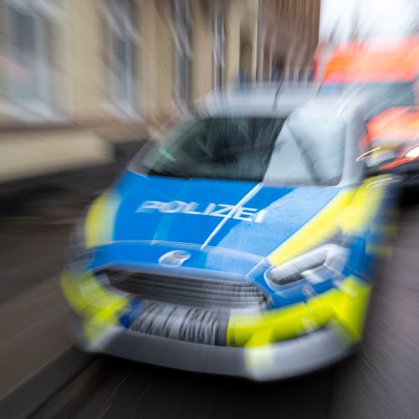 Einsatzfahrzeug der Polizei in verwackelter Aufnahme um Geschwindigkeit zu suggerieren. (Symbolbild)