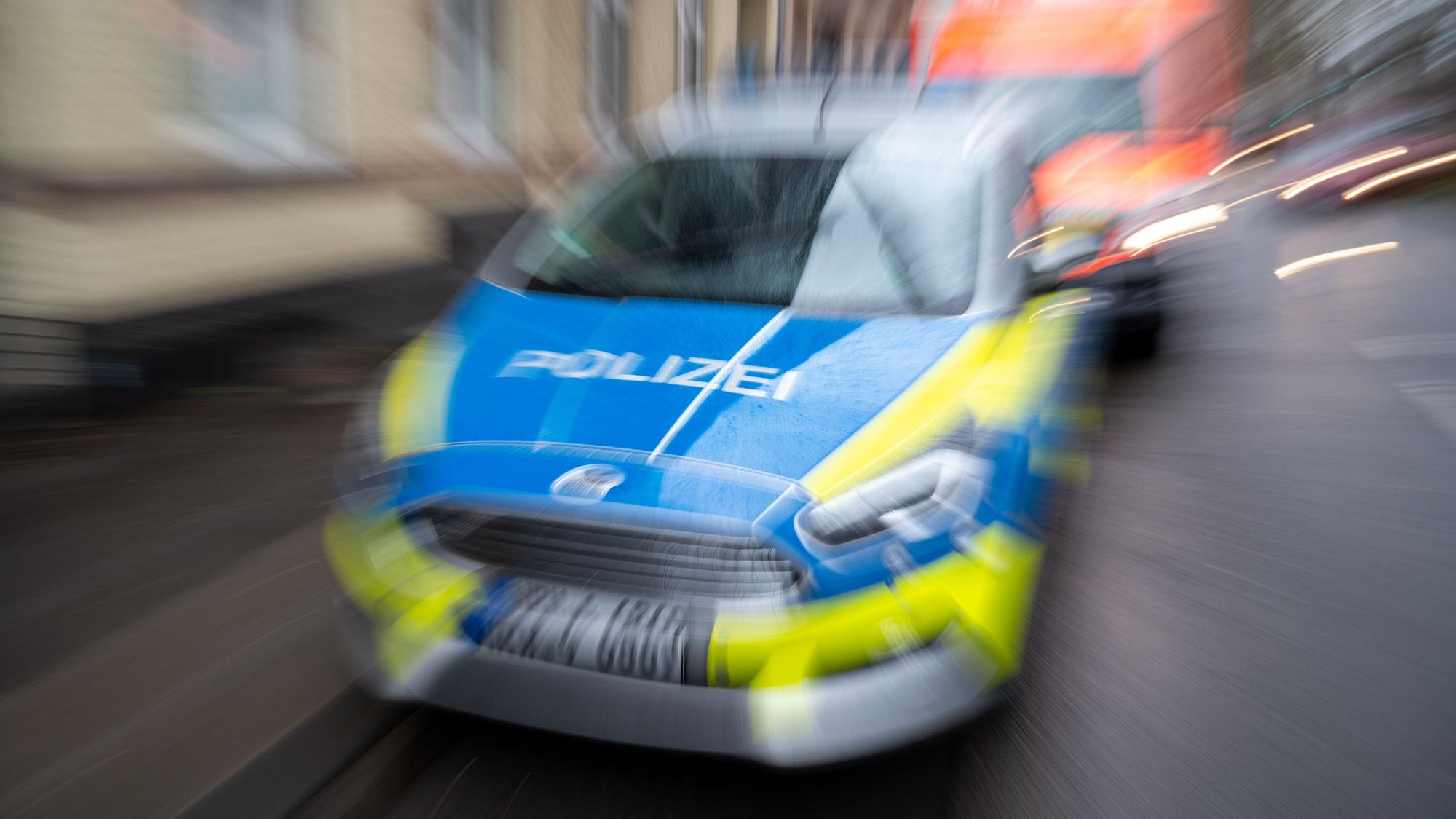 Einsatzfahrzeug der Polizei in verwackelter Aufnahme um Geschwindigkeit zu suggerieren. (Symbolbild)