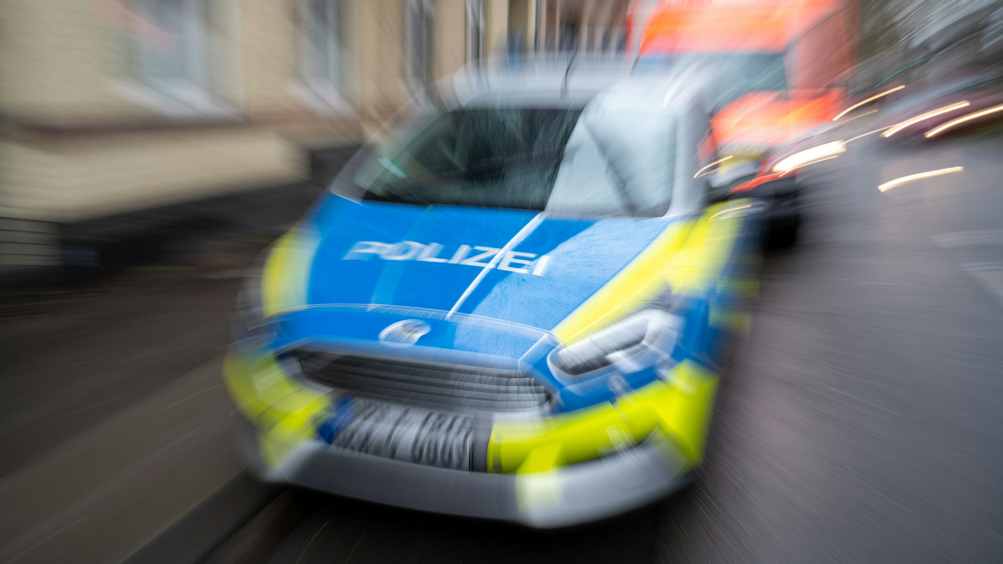 Einsatzfahrzeug der Polizei in verwackelter Aufnahme um Geschwindigkeit zu suggerieren. (Symbolbild)