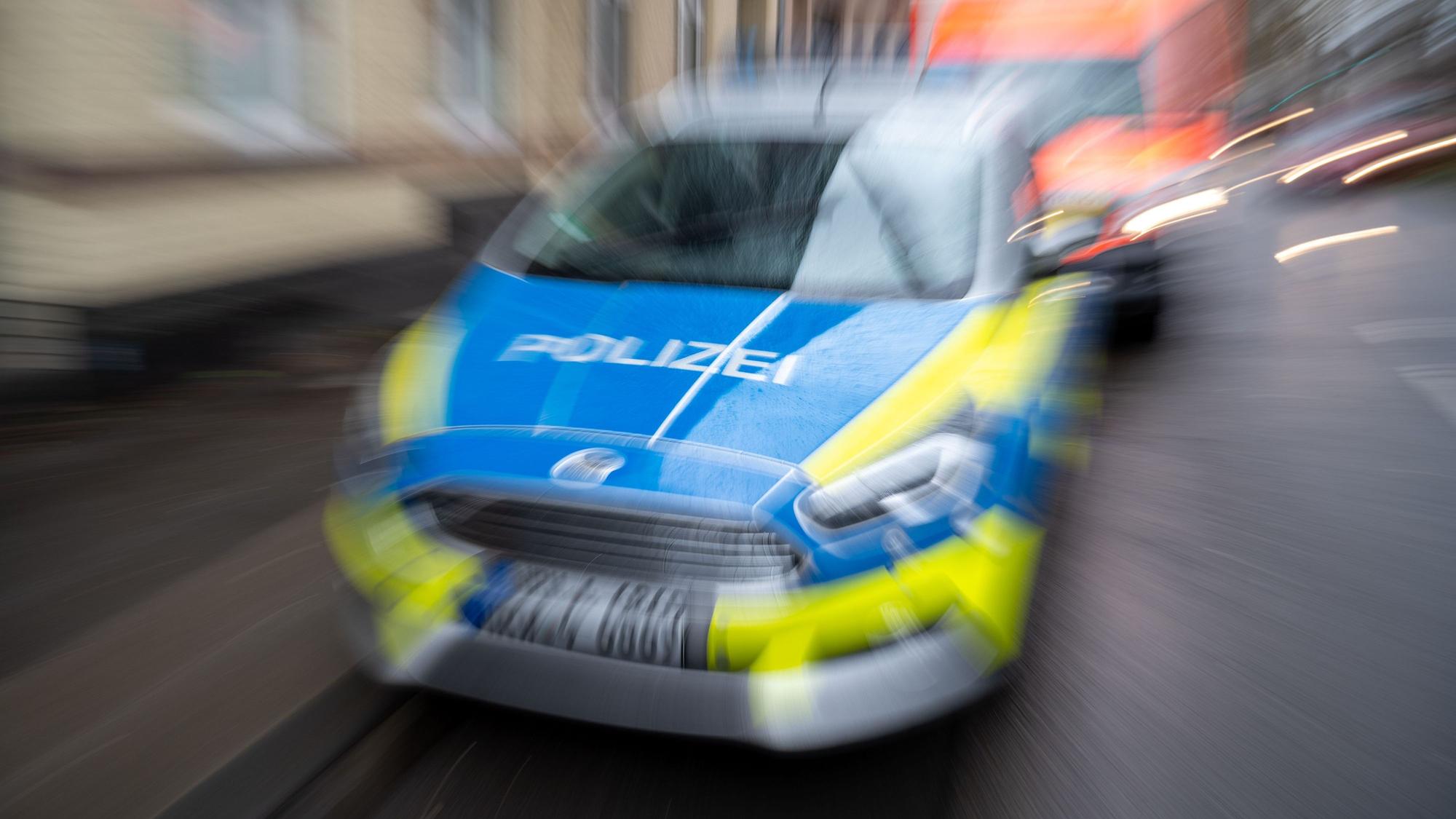 Ein verschwommenes Polizeiauto