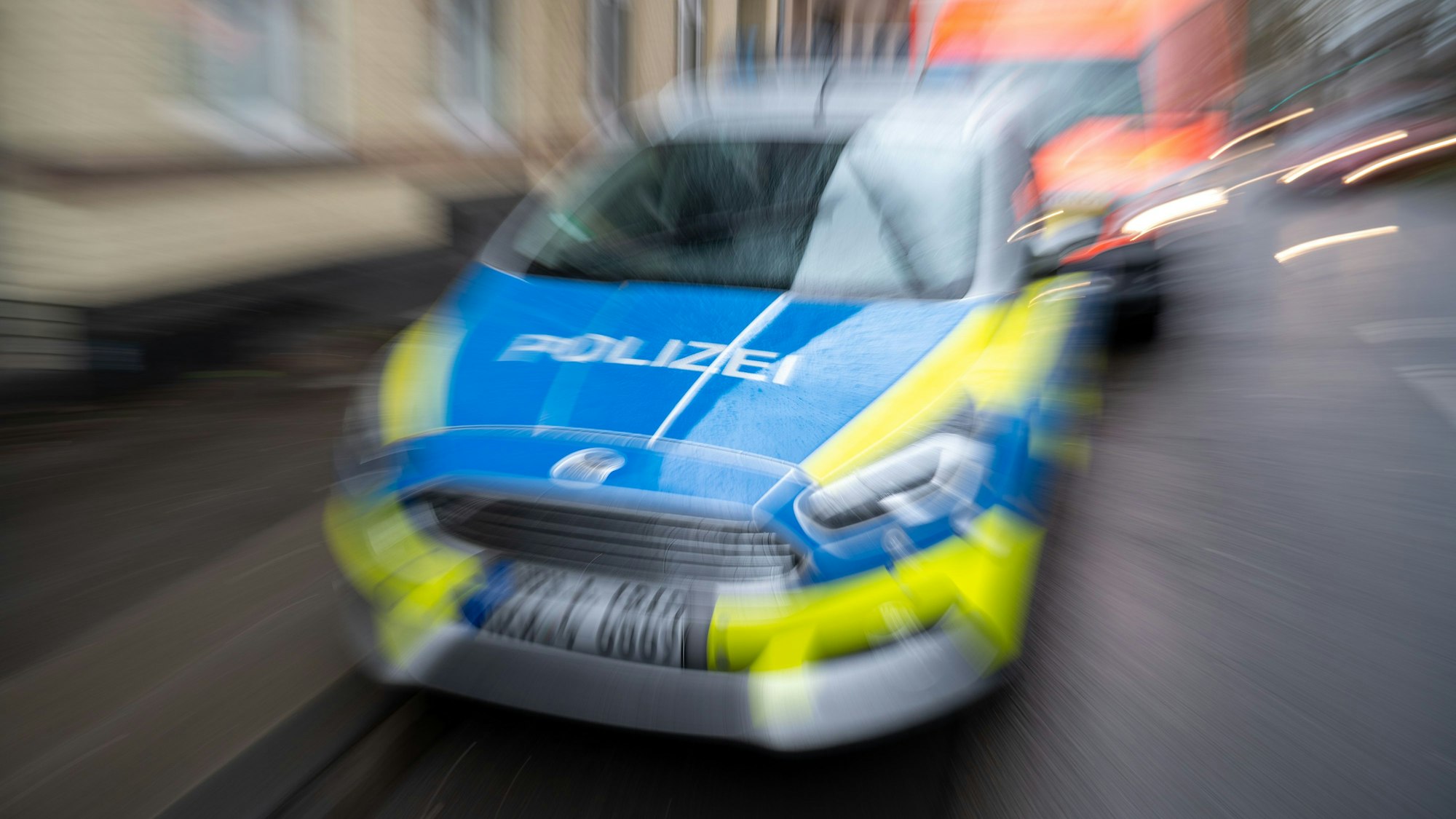 Ein verschwommenes Polizeiauto