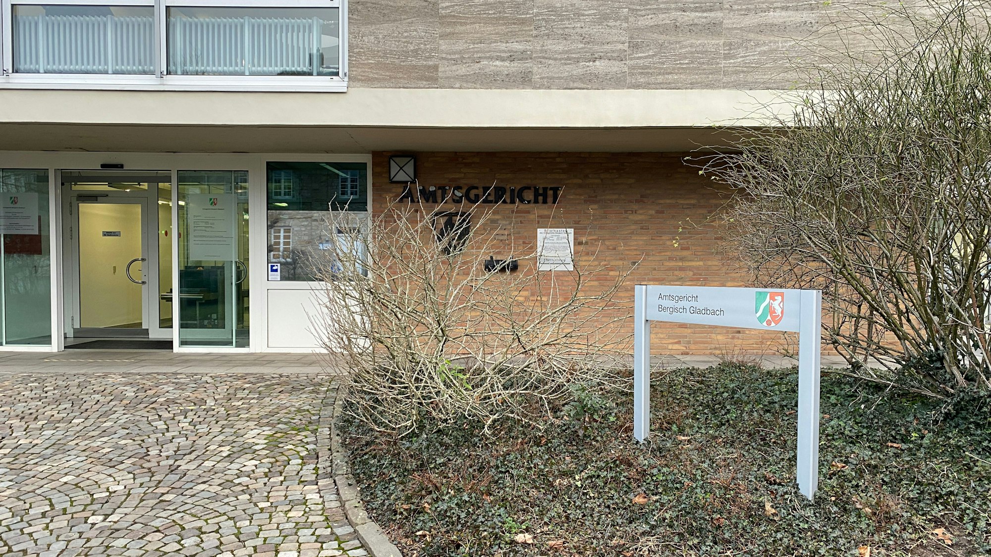 Das Amtsgericht Bergisch Gladbach liegt unterhalb von Schloss Bensberg.