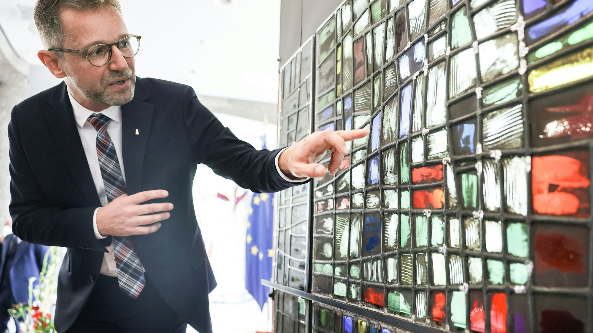 ARCHIV - 24.10.2022, Nordrhein-Westfalen, Köln: Peter Füssenich, Dombaumeister, erläutert an einem Fenster aus der Kirche Notre-Dame die Restaurierungsarbeiten.
Peter Füssenich erklärt, wie Fachleute die Glasfenster aus der Kirche Notre Dame reparieren und säubern.