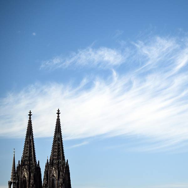 Eine Wolke zieht hinter den Türmen des Kölner Doms vorbei.