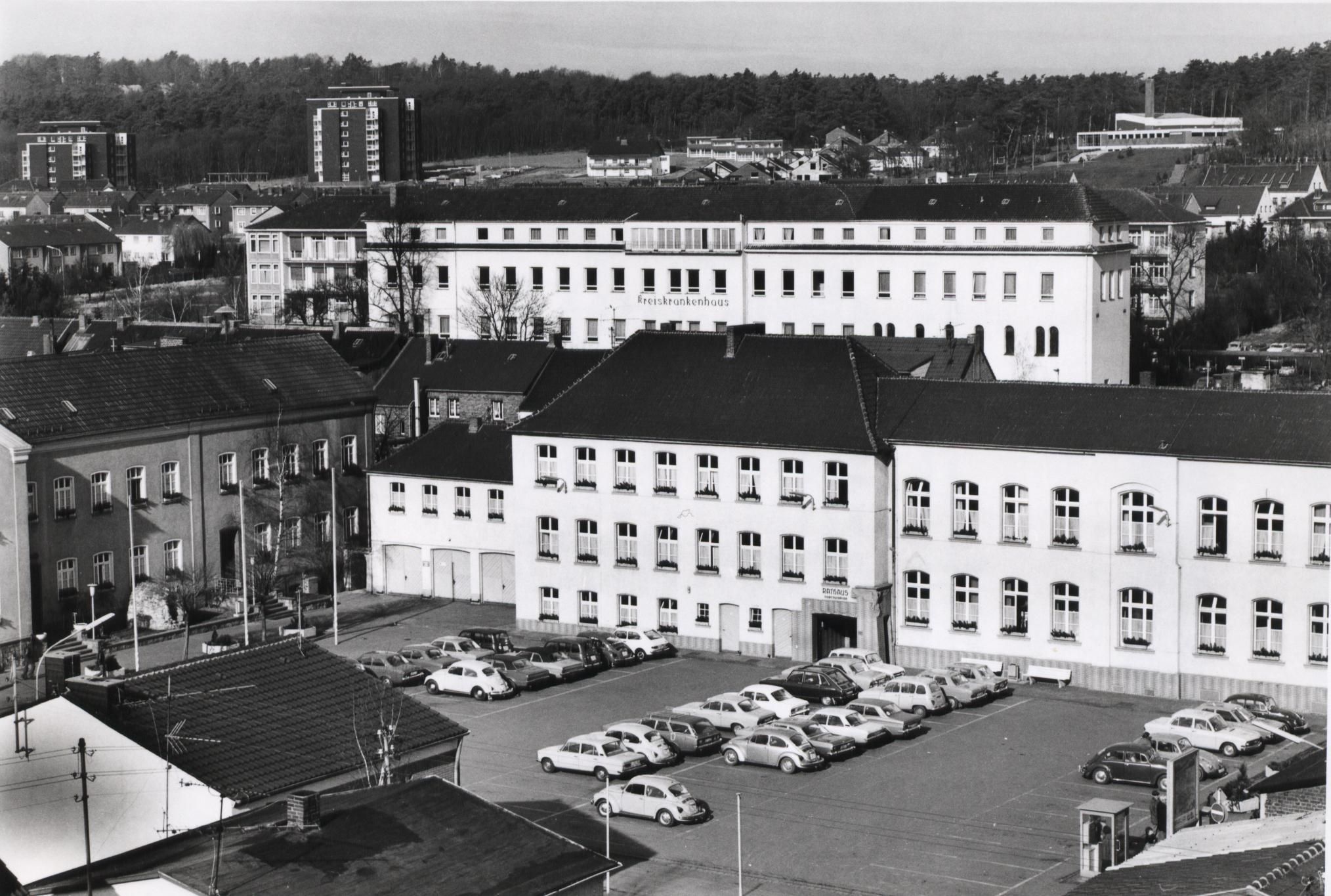 Das historische Schwarz-Weiß-Bild zeigt Rathaus und Krankenhaus in Mechernich.