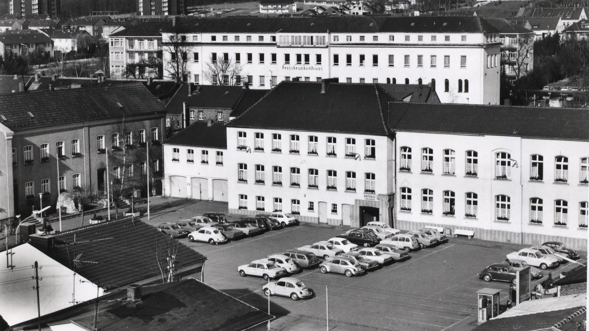 Das historische Schwarz-Weiß-Bild zeigt Rathaus und Krankenhaus in Mechernich.