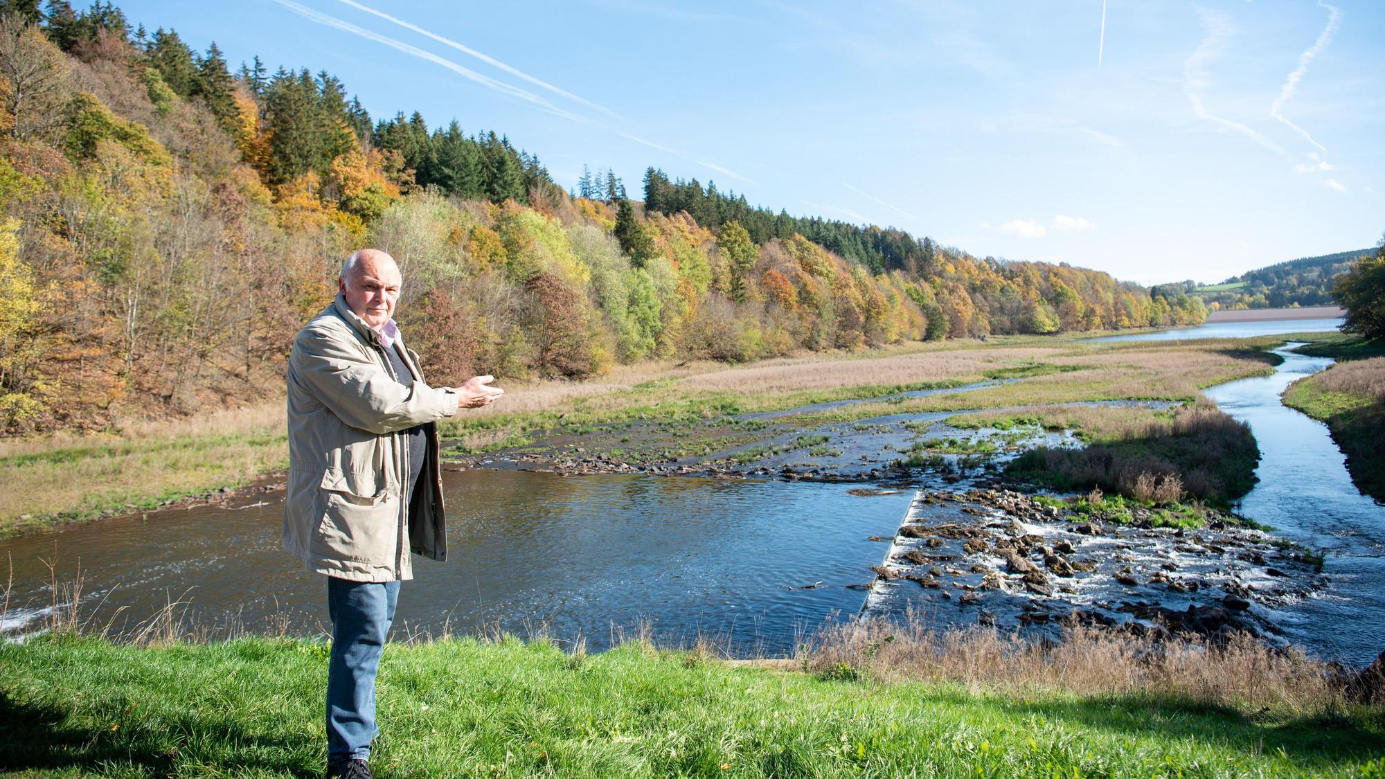 Elmar Scholzen steht am Ufer des Kronenburger Sees.