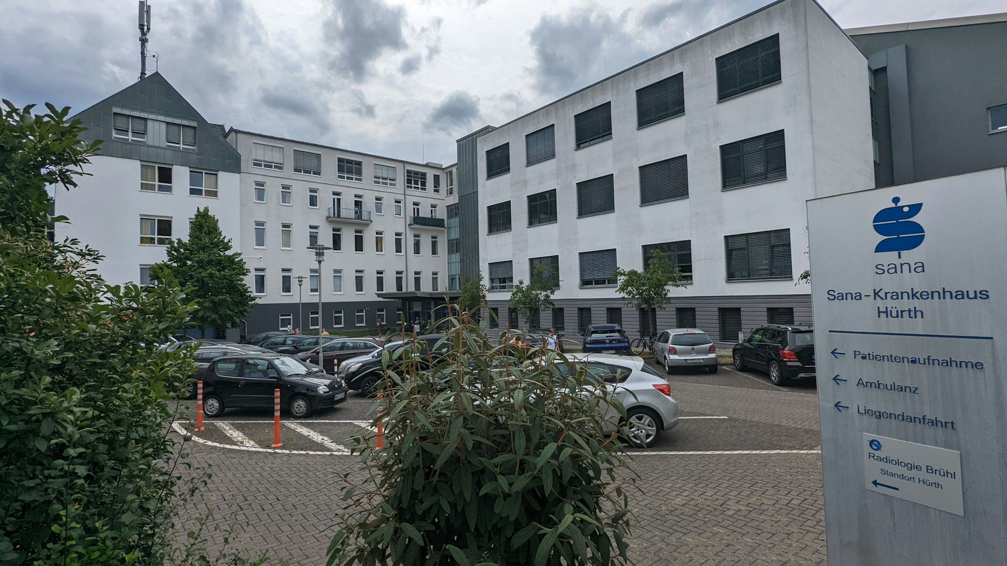 Auf dem Foto ist das Sana-Krankenhaus in Hürth zu sehen.
