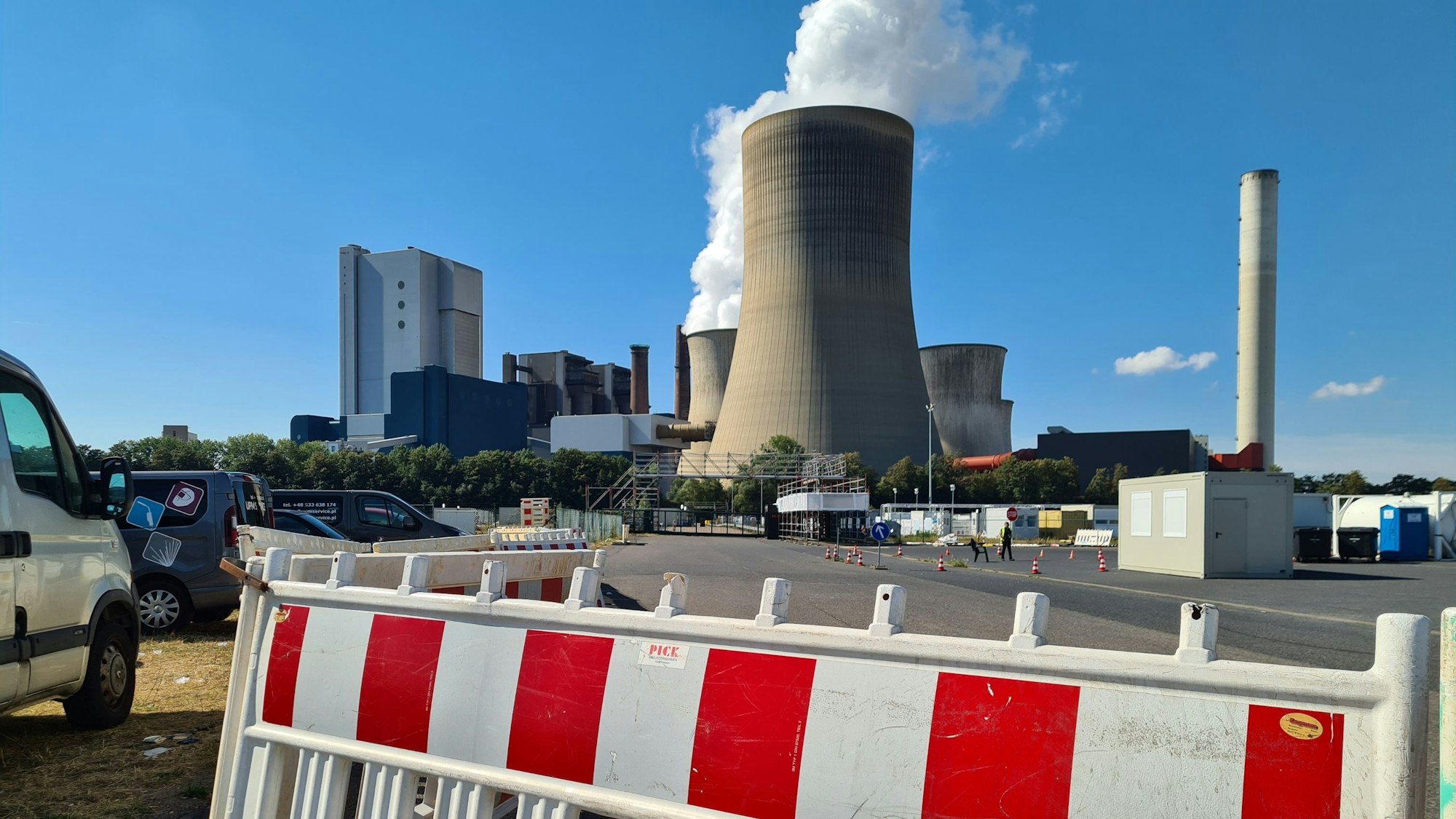 Das Bild zeigt das RWE-Kraftwerk Niederaußem