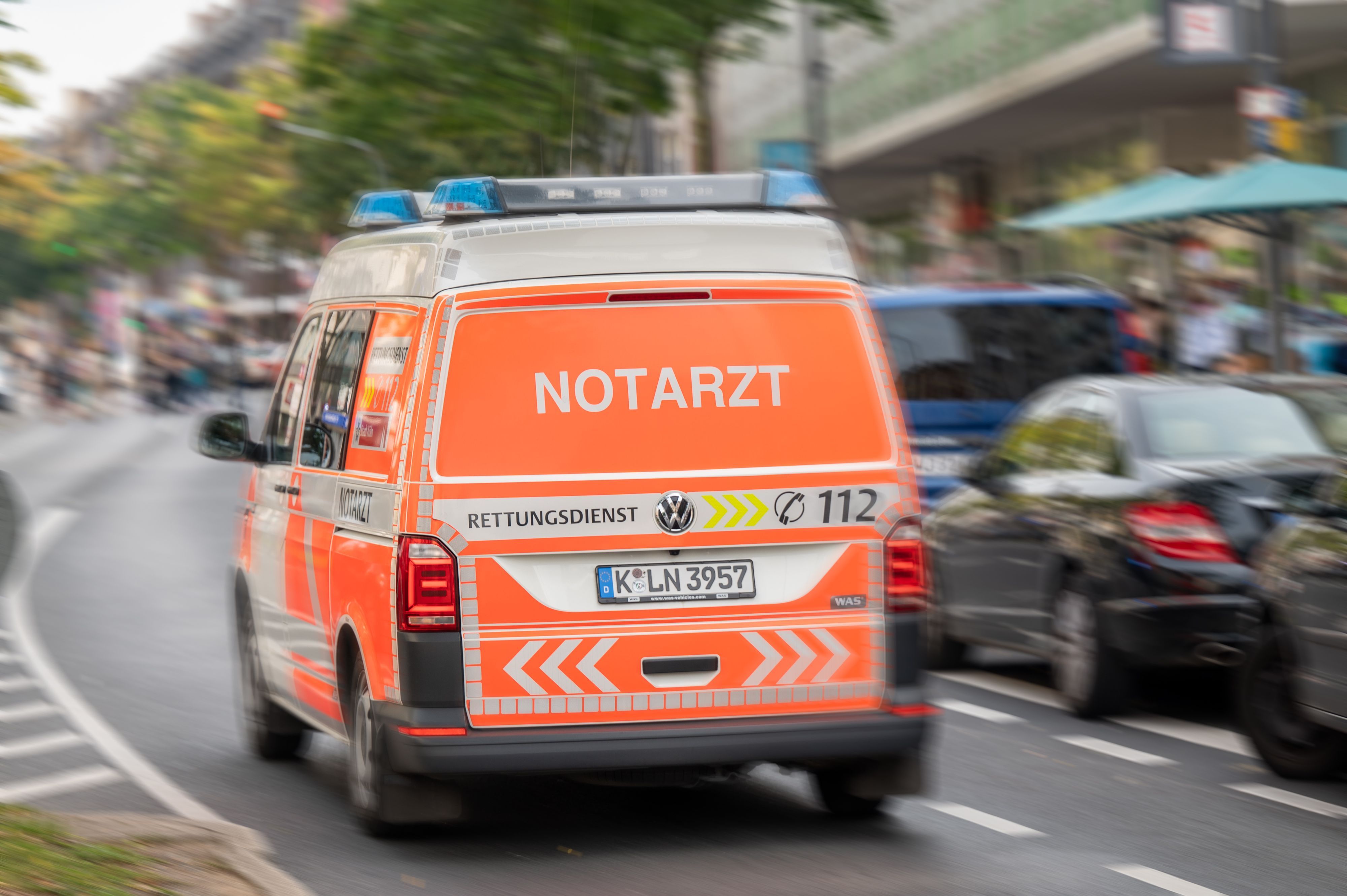 Notarztwagen auf der Kalker Hauptsraße