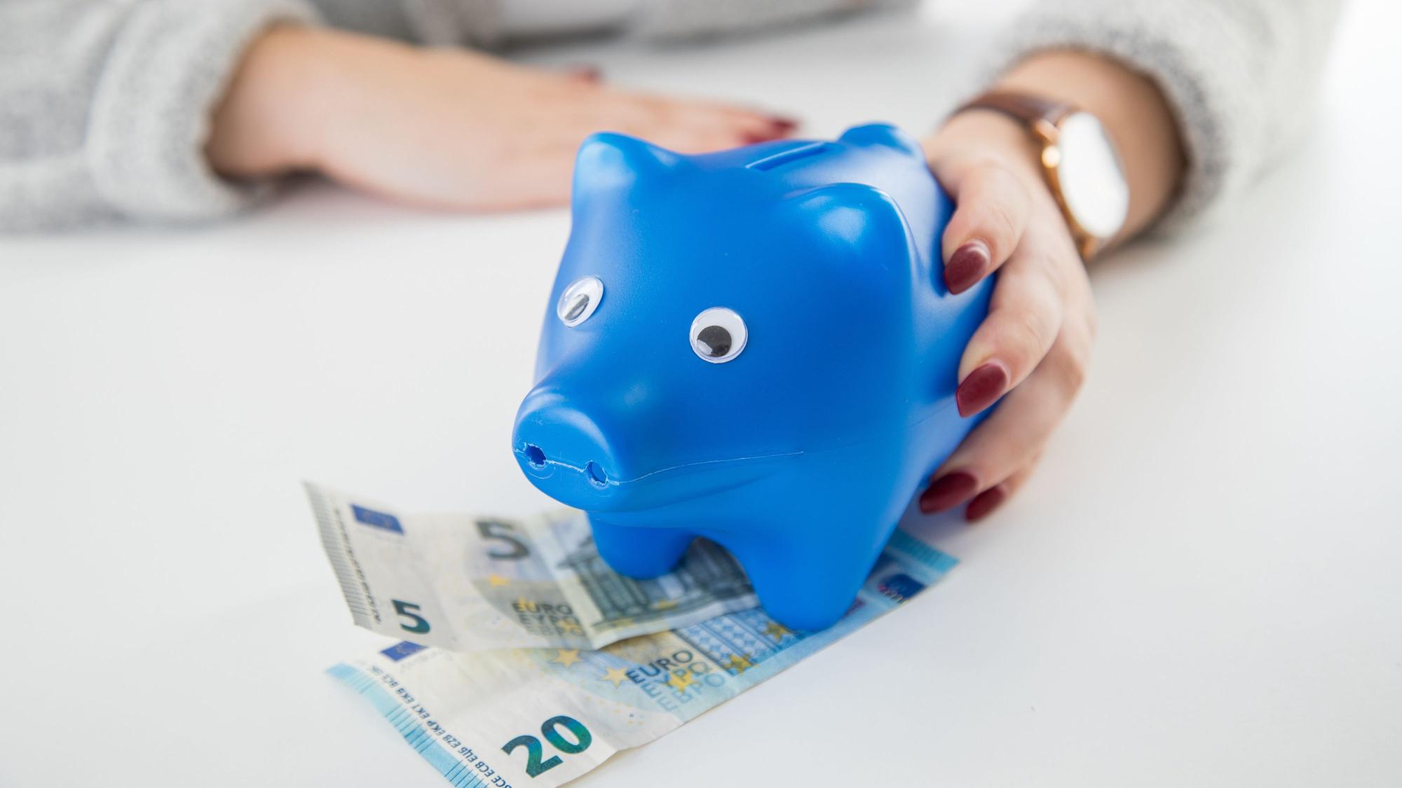 ILLUSTRATION - Zum Themendienst-Bericht von Sabine Meuter vom 21. März 2022: Bleibt das Sparschwein leer? Bei zunehmenden Verbraucherpreisen wird es immer schwieriger, überhaupt noch Geld zurückzulegen.