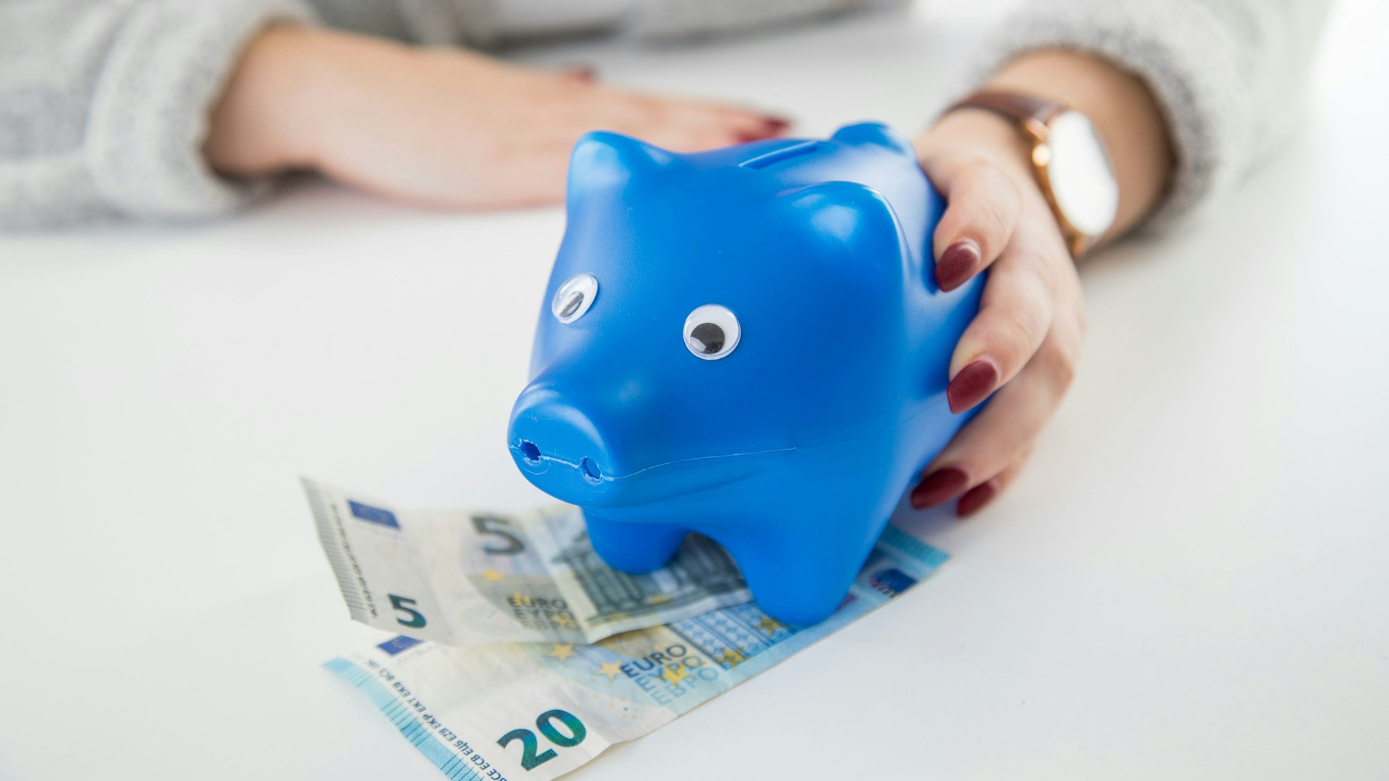 ILLUSTRATION - Zum Themendienst-Bericht von Sabine Meuter vom 21. März 2022: Bleibt das Sparschwein leer? Bei zunehmenden Verbraucherpreisen wird es immer schwieriger, überhaupt noch Geld zurückzulegen.