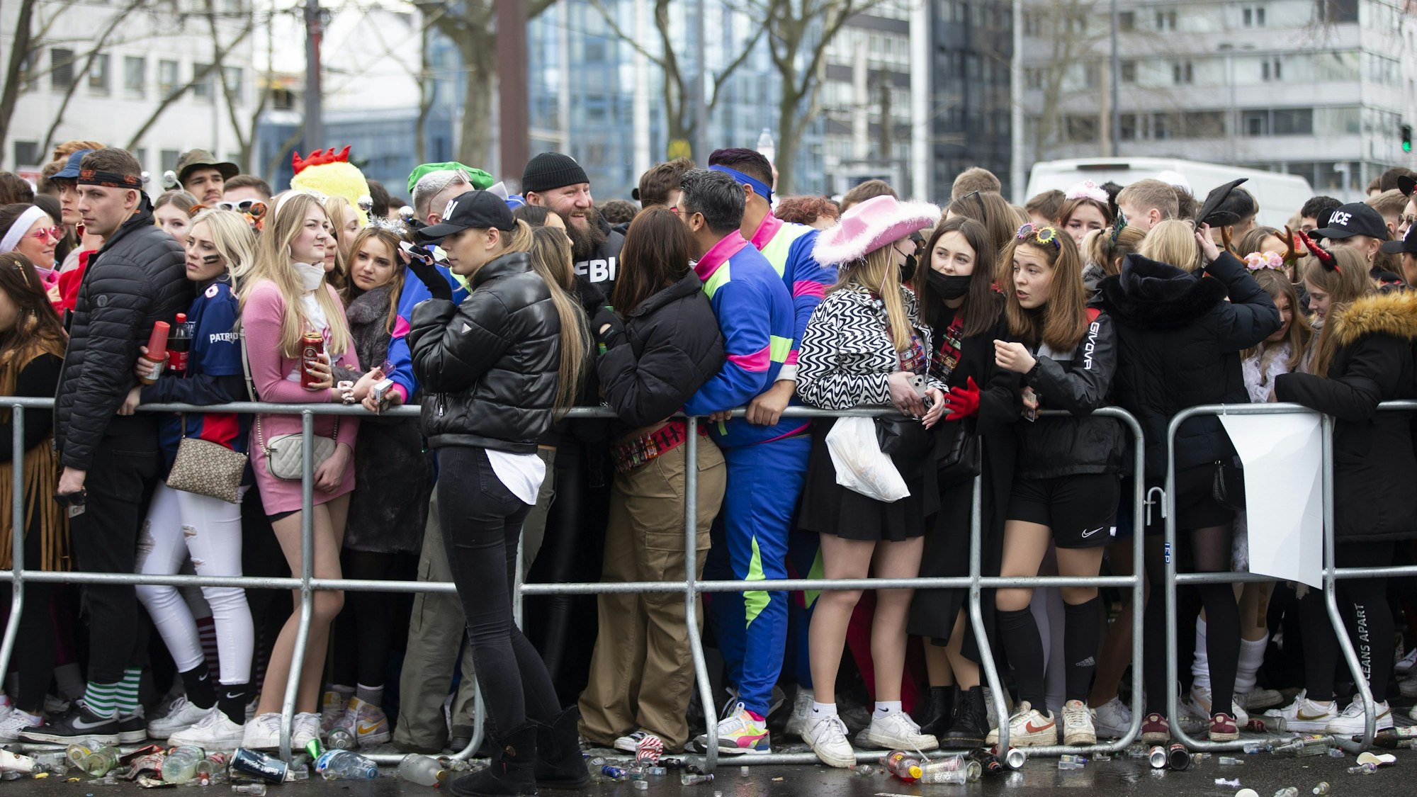 Begehrte Plätze: Feiernde warten auf Einlass auf die Zülpicher Straße