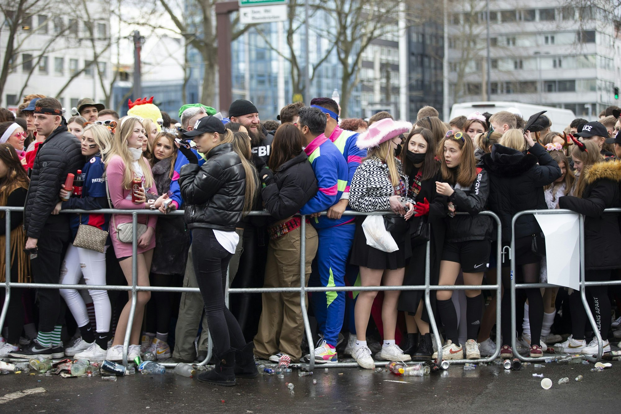 Junge Leute tümmeln sich im Kwartier Latäng an der Absperrungen zur Zülpicher Straße.