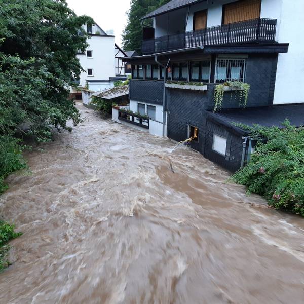 Das Symbolfoto zeigt Hochwasser an der Leppe in Engelskirchen am Abend des 14. Juli 2021.