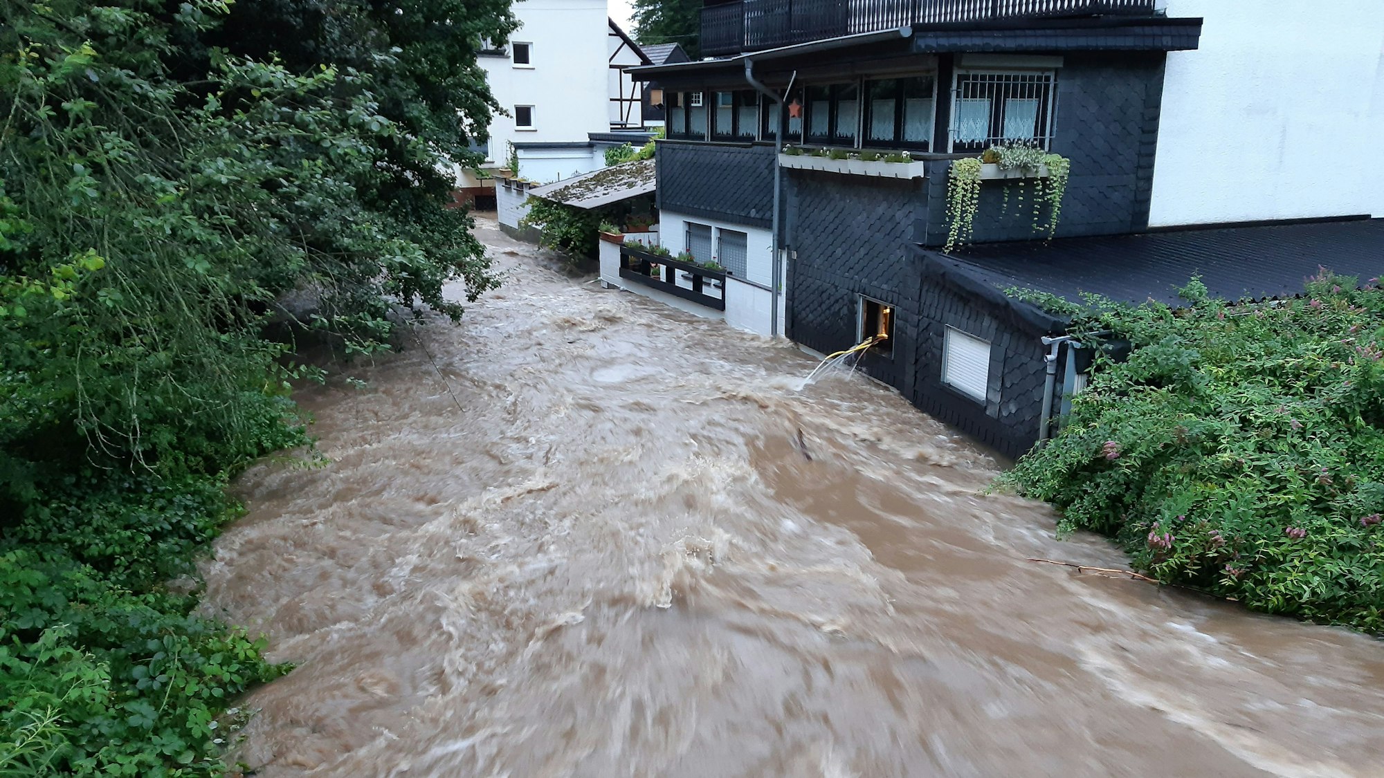 Hochwasser an der Leppe in Engelskirchen am Abend des 14. Juli 2021.