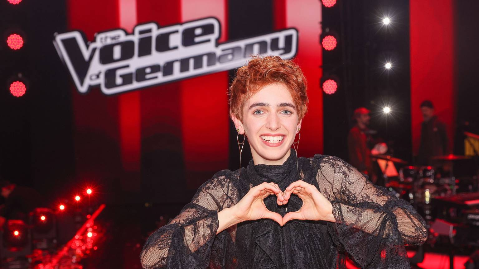 Die Gewinnerin der Show Anny Ogrezeanu beim Fototermin nach dem Finale der Castingshow „The Voice of Germany“ im Studio Adlershof. Sie formt mit ihren Händen ein Herz.