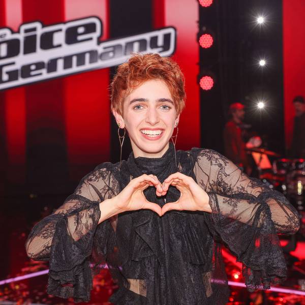 Die Gewinnerin der Show Anny Ogrezeanu beim Fototermin nach dem Finale der Castingshow „The Voice of Germany“ im Studio Adlershof. Sie formt mit ihren Händen ein Herz.
