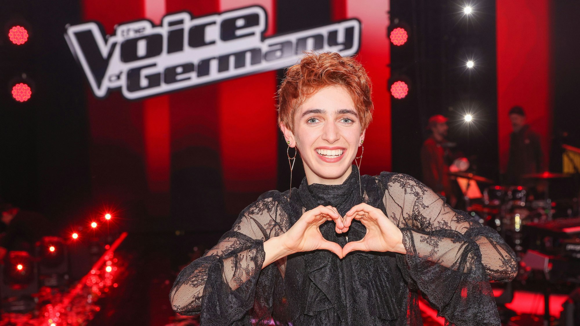 Die Gewinnerin der Show Anny Ogrezeanu beim Fototermin nach dem Finale der Castingshow „The Voice of Germany“ im Studio Adlershof. Sie formt mit ihren Händen ein Herz.