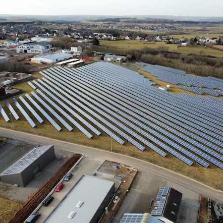 Das Luftbild zeigt den Solarpark bei Schleiden-Herhahn.
