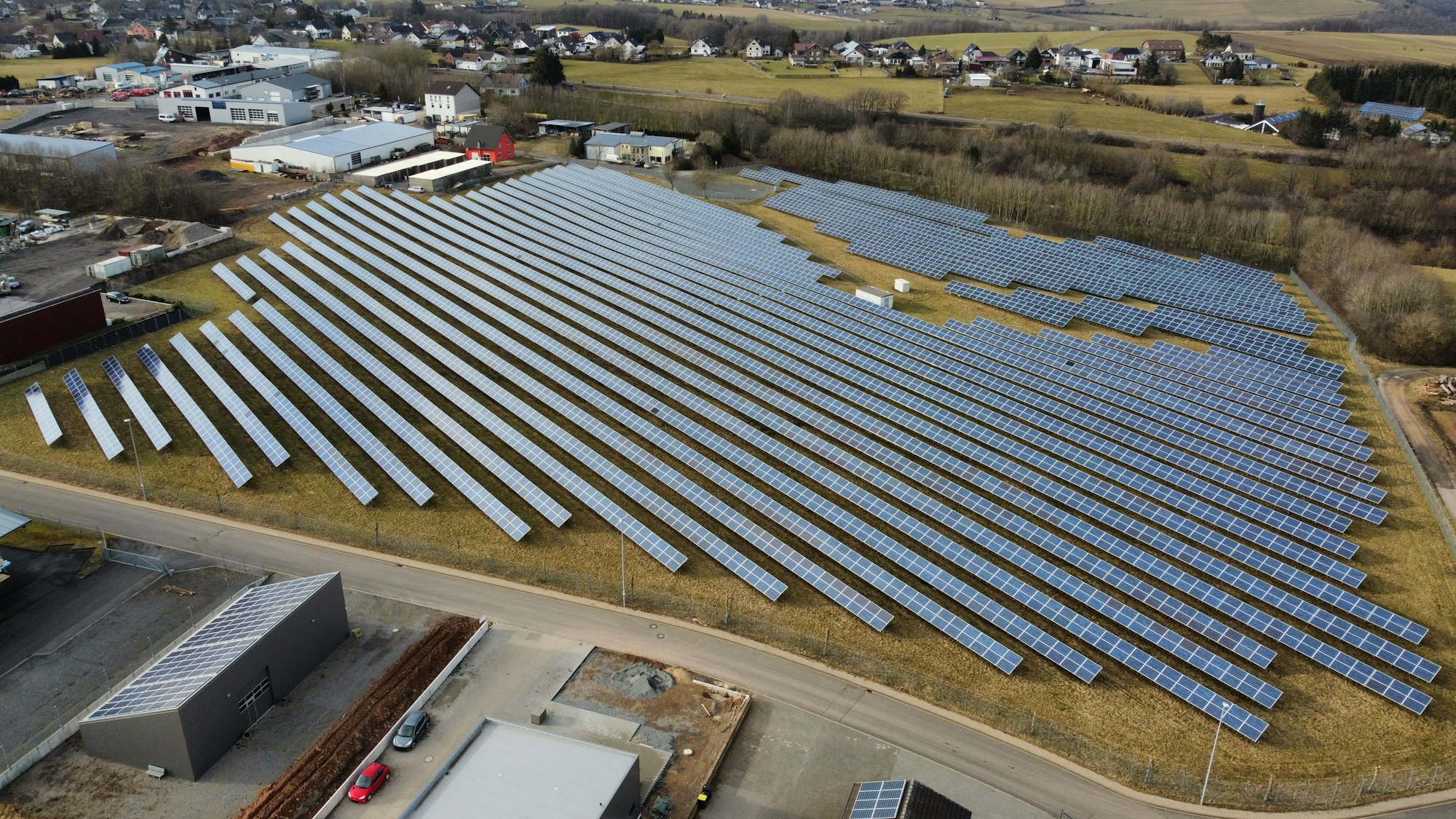 Das Foto zeigt die Module der Freiflächenanlage in Herhahn aus der Vogelperspektive.