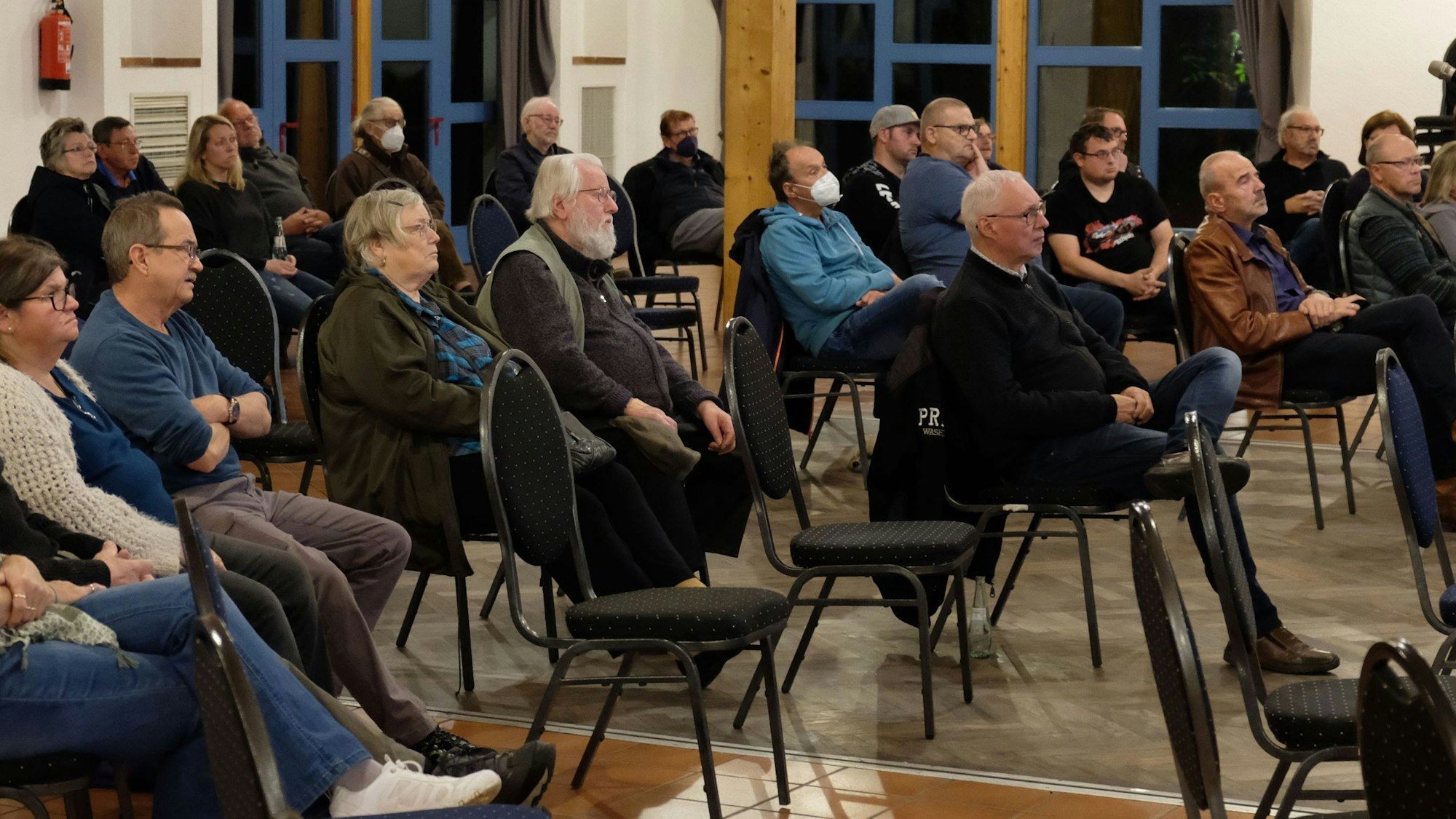 Bürger aus Kommern, Schaven und Katzvey sitzen bei einer Bürgerversammlung zum Thema Hochwasserschutz.