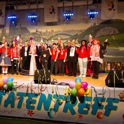 Auf der Bühne in der Rheinhalle standen 2022 Tollitäten und kostümierte Karnevalisten.