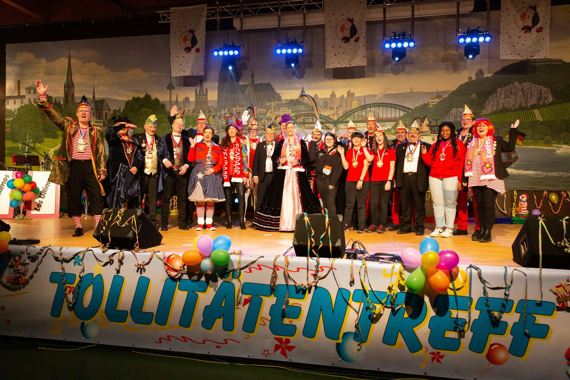Auf der Bühne in der Rheinhalle standen 2022 Tollitäten und kostümierte Karnevalisten.