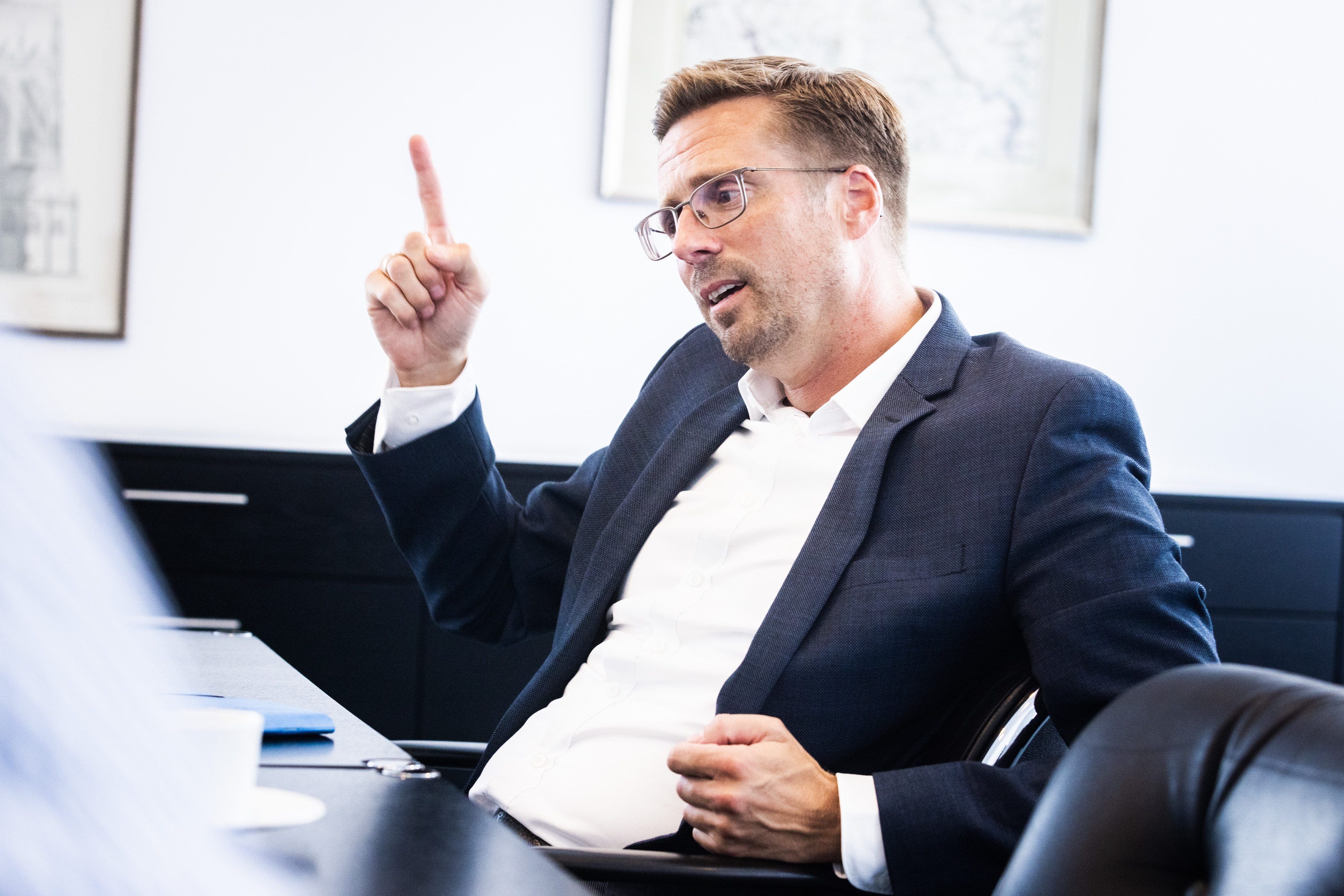 Andree Haack sitzt bei seinem Antrittsgespräch im Interview mit der Rundschau im Konferenzraum (Archivbild)