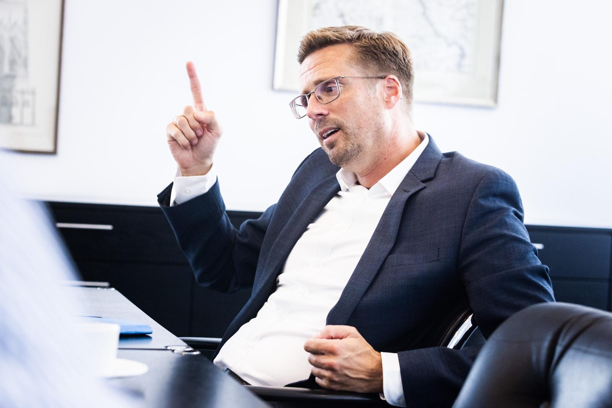 Andree Haack sitzt bei seinem Antrittsgespräch im Interview mit der Rundschau im Konferenzraum (Archivbild)