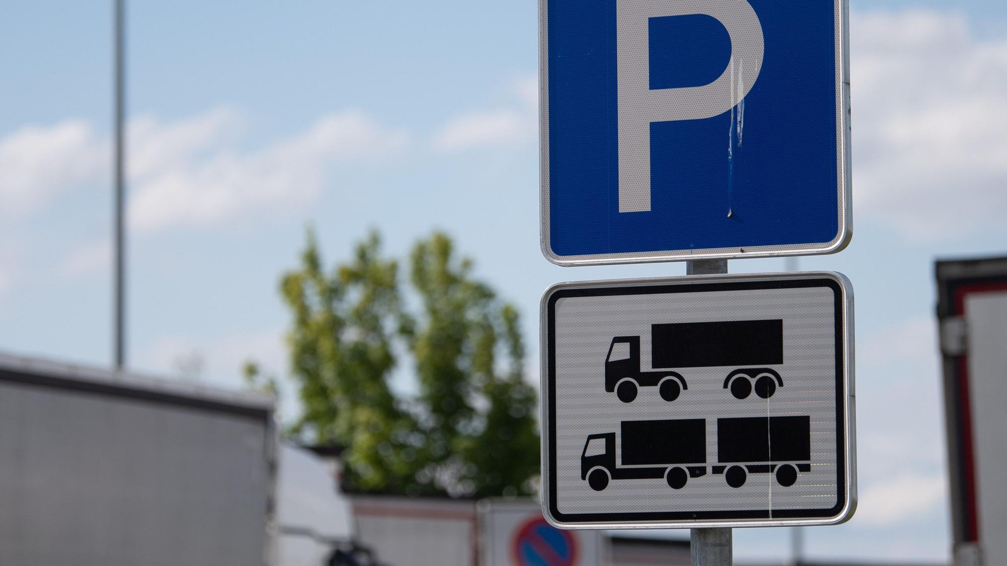 Ein Schild weist auf einer Rastanlage an der Autobahn auf einen Parkplatz hin.