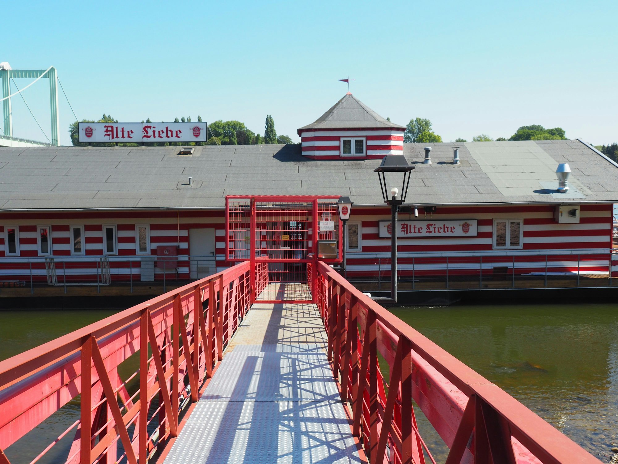 Das Schifflokal „Alte Liebe“ liegt in Köln-Rodenkirchen am Rhein.