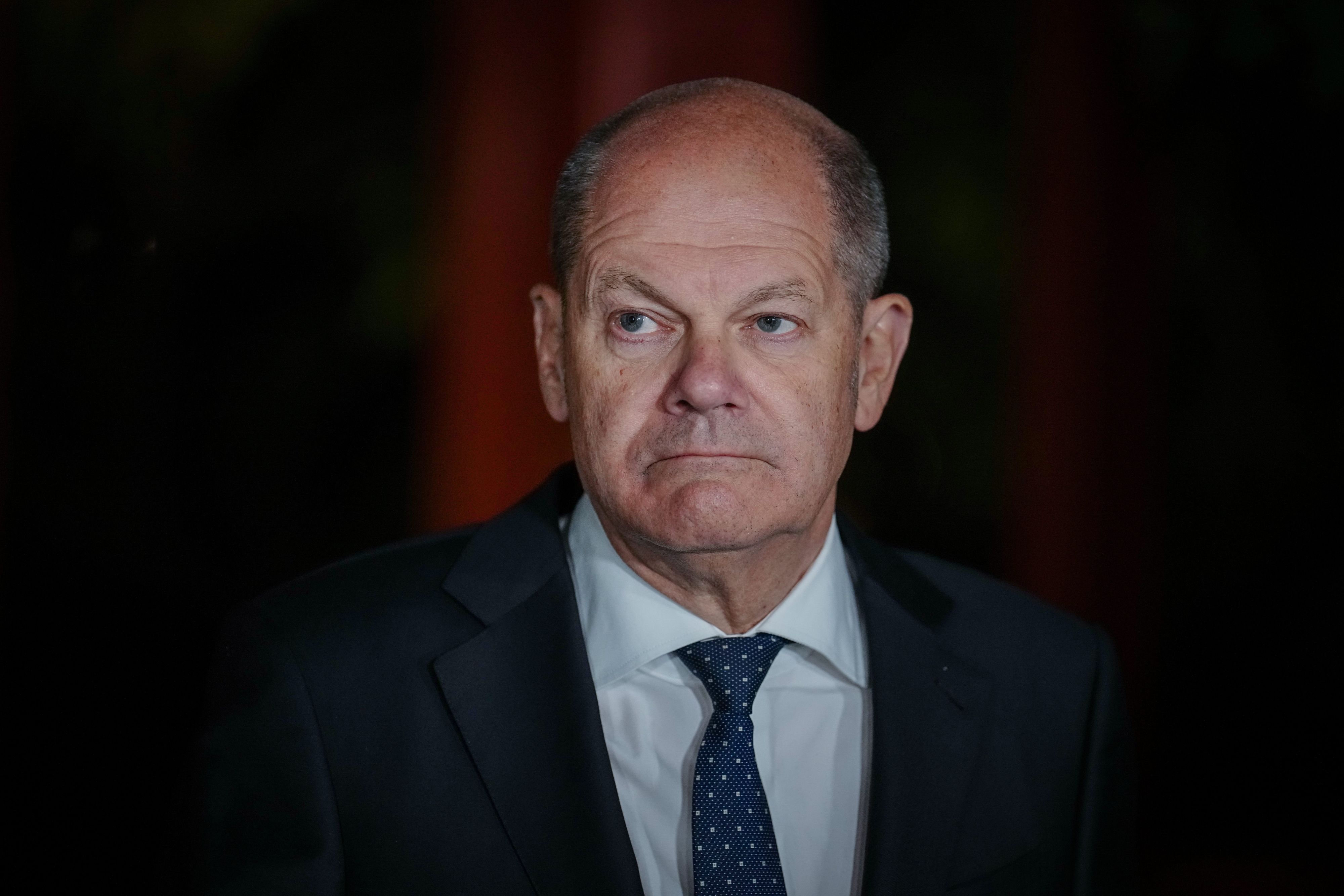 Bundeskanzler Olaf Scholz schaut auf einem Pressetermin ernst in die Kamera.
