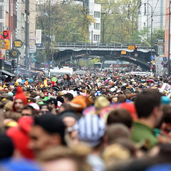 Die Zülpicher Straße wird am Samstag erneut zur Sperrzone, der Bereich wird weiträumig abgegittert, der Zugang wird kontrolliert. Hier feiert vor allem ein junges Publikum.