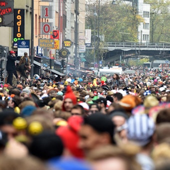 Die Zülpicher Straße wird am Samstag erneut zur Sperrzone, der Bereich wird weiträumig abgegittert, der Zugang wird kontrolliert. Hier feiert vor allem ein junges Publikum.