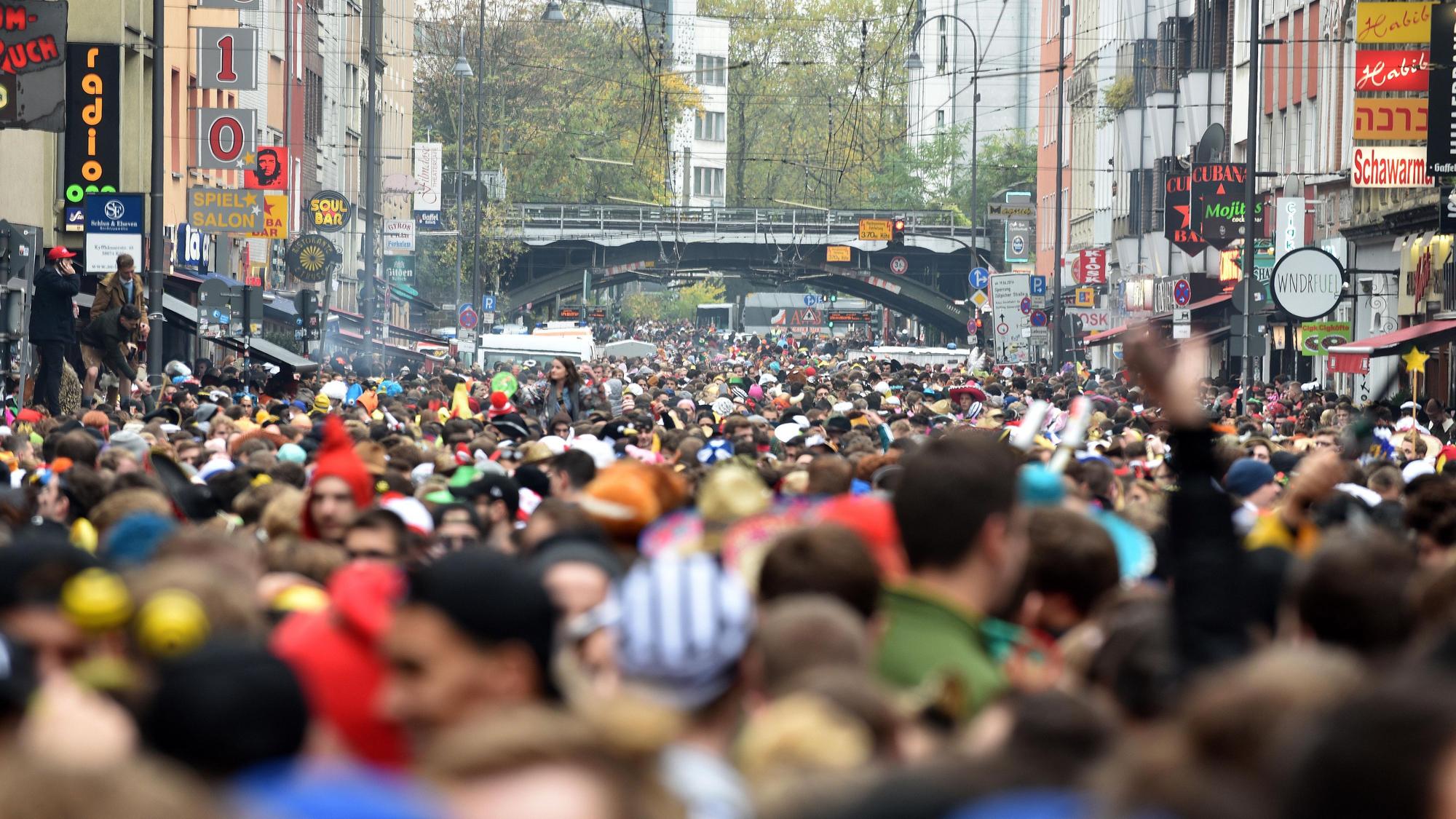 Die Zülpicher Straße wird am Samstag erneut zur Sperrzone, der Bereich wird weiträumig abgegittert, der Zugang wird kontrolliert. Hier feiert vor allem ein junges Publikum.