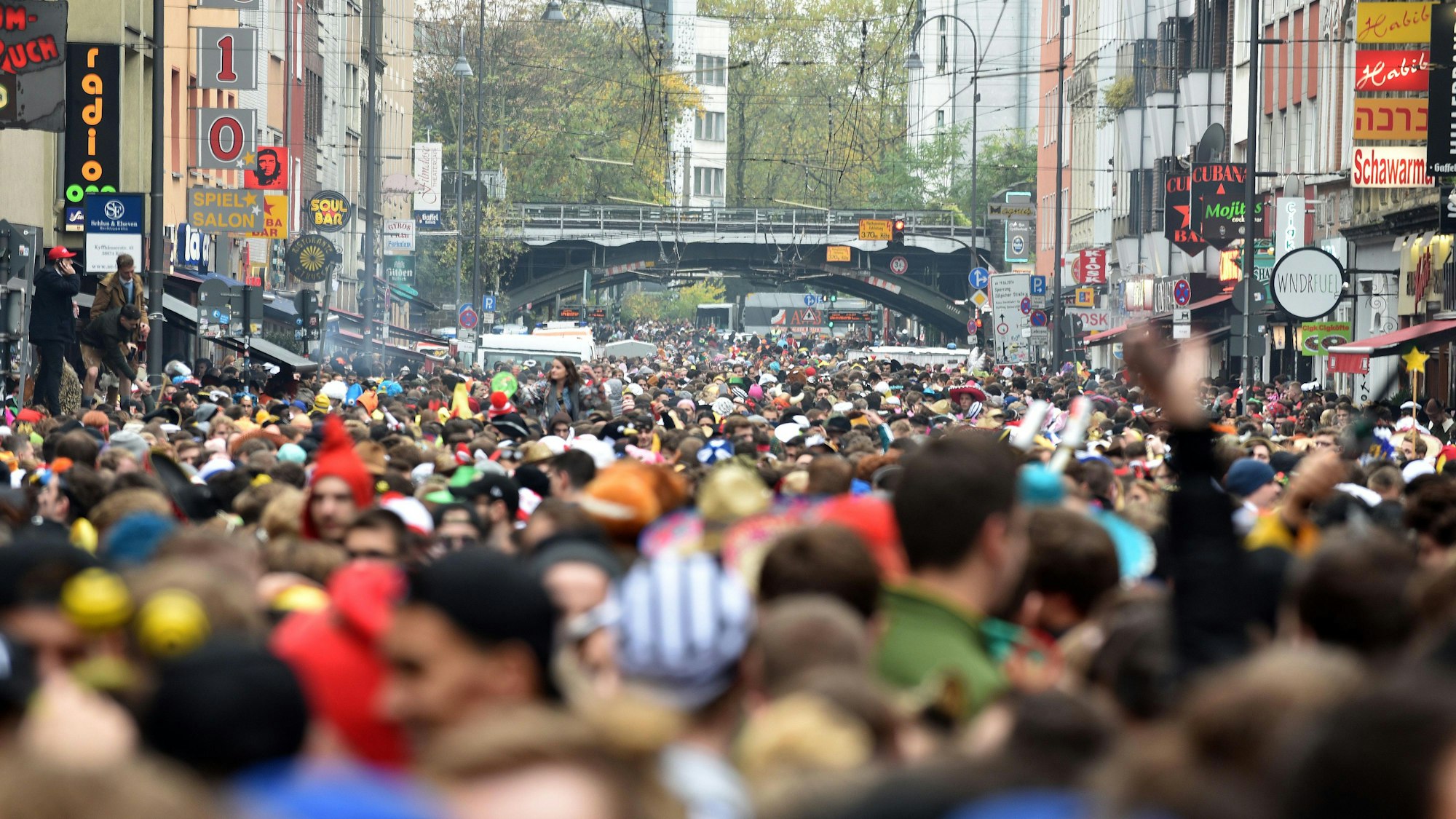 Die Zülpicher Straße wird am Samstag erneut zur Sperrzone, der Bereich wird weiträumig abgegittert, der Zugang wird kontrolliert. Hier feiert vor allem ein junges Publikum.