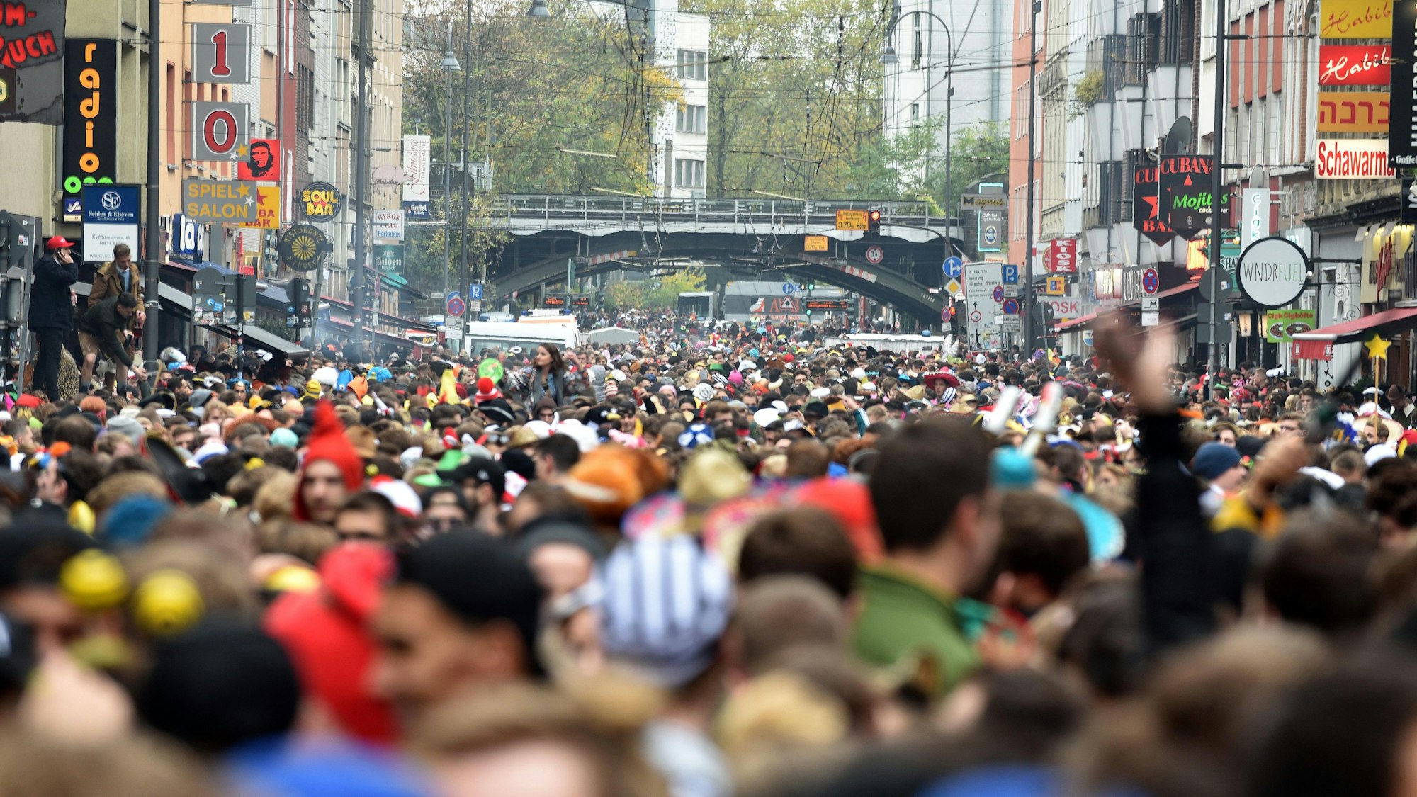 Die Zülpicher Straße in Köln zum Karnevalsauftakt (Archivbild)