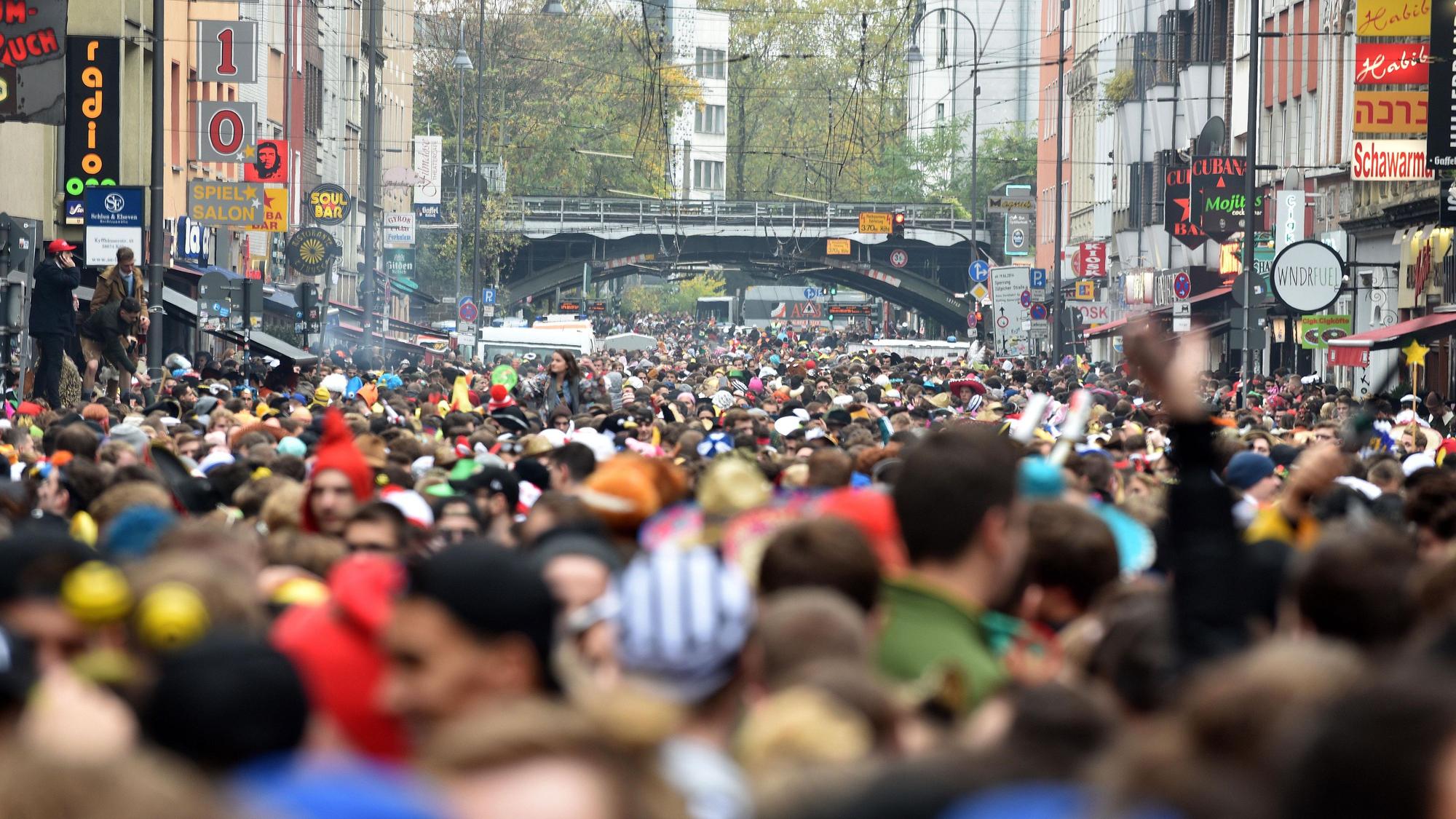 Seit Jahren ist die Zülpicher Straße vor allem für das junge Publikum Anlaufstelle Nummer eins.