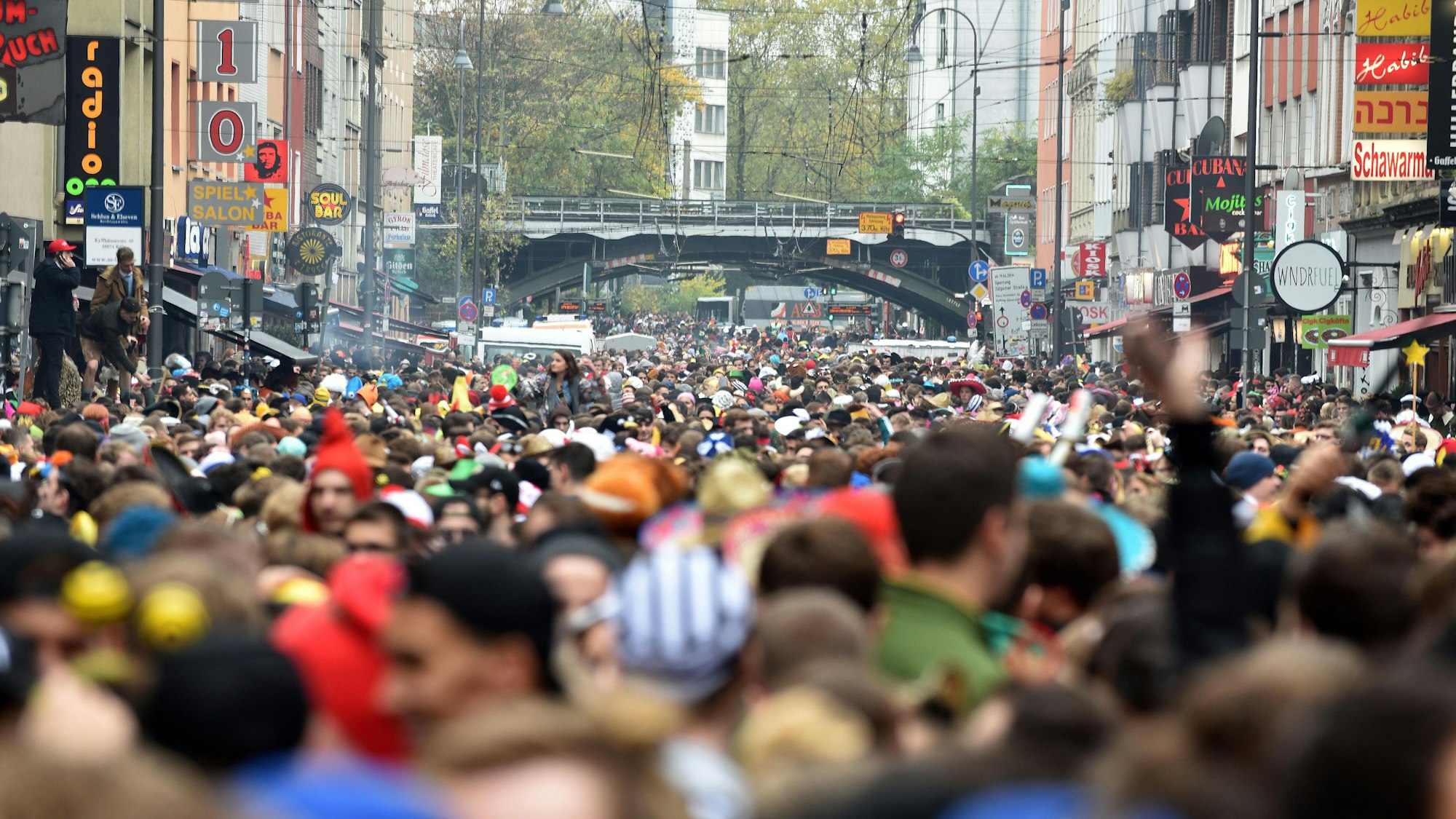 Seit Jahren ist die Zülpicher Straße vor allem für das junge Publikum Anlaufstelle Nummer eins.