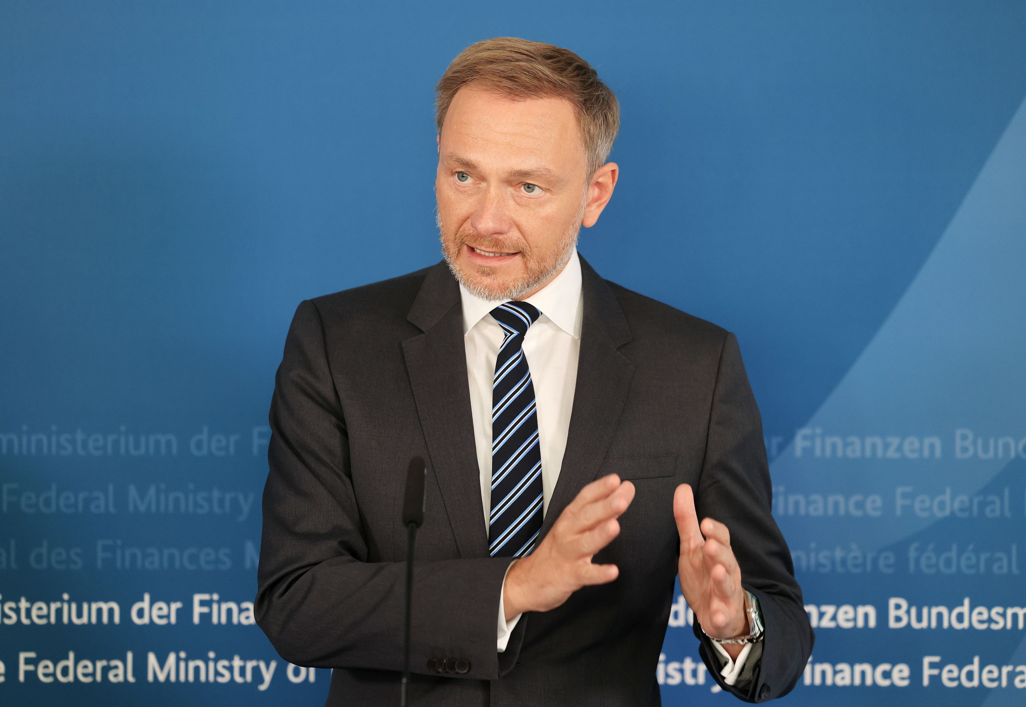 Christian Lindner steht am Podium und redet. Er sieht ernst aus und gestikuliert mit den Händen.