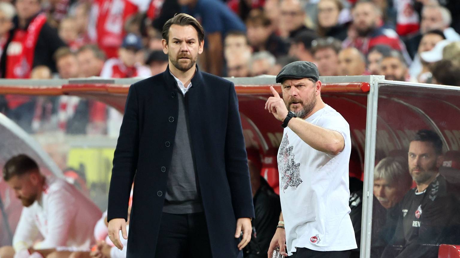 Der Sportliche Leiter Thomas Kessler (l.) und Trainer Steffen Baumgart stehen an der Seitenlinie.
